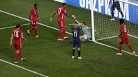 Aksi penyelamatan Manuel Neuer mendapat  apresiasi dari rekan setimnya, salah satunya Boateng. AP Photo/Manu Fernandez.