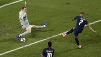 Manuel Neuer berhasil mematahkan serangan yang dilakukan oleh Mbappe. AP Photo/Manu Fernandez.