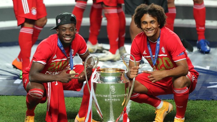 Alphonso Davies LISBON, PORTUGAL - AUGUST 23: Alphonso Davies and Joshua Zirkzee of FC Bayern Munich pose for a photo with the UEFA Champions League Trophy following their team's victory in the UEFA Champions League Final match between Paris Saint-Germain and Bayern Munich at Estadio do Sport Lisboa e Benfica on August 23, 2020 in Lisbon, Portugal. (Photo by Miguel A. Lopes/Pool via Getty Images)