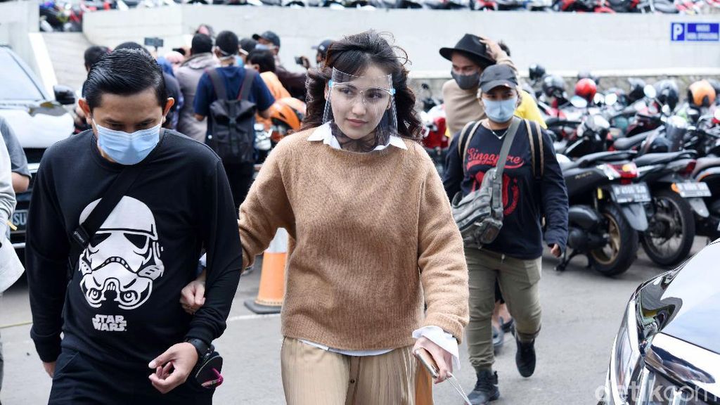 Tak Riang, Ayu Ting Ting Ada Apa? Tak Riang, Ayu Ting Ting Ada Apa?