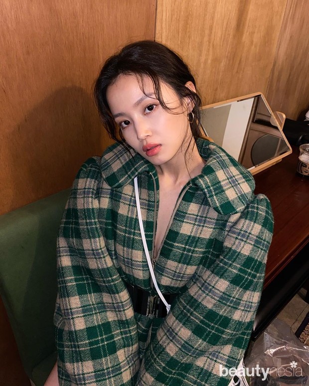 Lee Hi tampak glamor dengan Balloon-Sleeve Taffeta Dresses