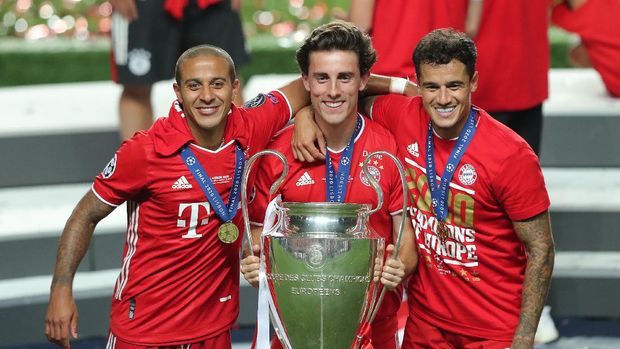 LISBON, PORTUGAL - AUGUST 23: Thiago, Alvaro Odriozola and Philippe Coutinho of FC Bayern Munich celebrate with the UEFA Champions League Trophy following their team's victory in the UEFA Champions League Final match between Paris Saint-Germain and Bayern Munich at Estadio do Sport Lisboa e Benfica on August 23, 2020 in Lisbon, Portugal. (Photo by Miguel A. Lopes/Pool via Getty Images)