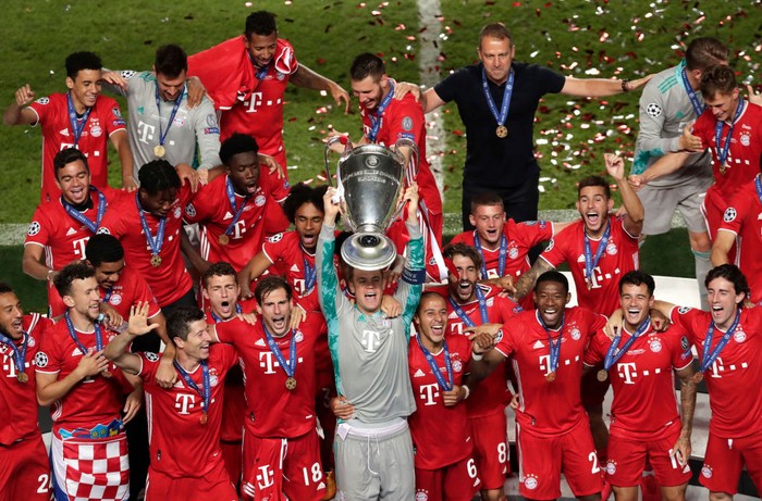 LISBON, PORTUGAL - AUGUST 23: Manuel Neuer, captain of FC Bayern Munich lifts the UEFA Champions League Trophy following his teams victory in the UEFA Champions League Final match between Paris Saint-Germain and Bayern Munich at Estadio do Sport Lisboa e Benfica on August 23, 2020 in Lisbon, Portugal. (Photo by Manu Fernandez/Pool via Getty Images)
