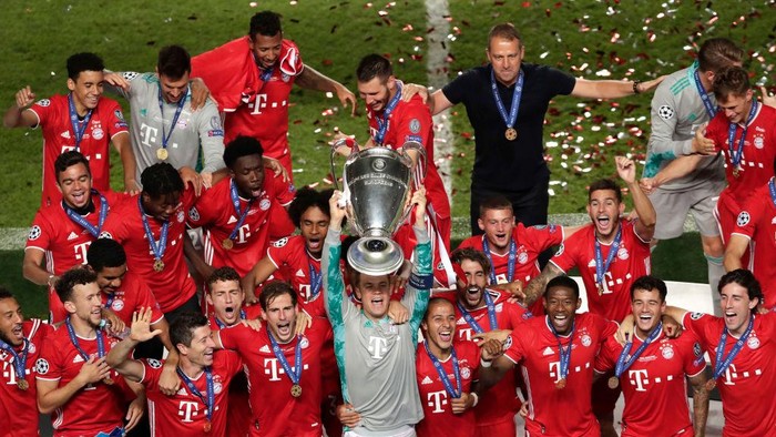 LISBON, PORTUGAL - AUGUST 23: Manuel Neuer, captain of FC Bayern Munich lifts the UEFA Champions League Trophy following his teams victory in the UEFA Champions League Final match between Paris Saint-Germain and Bayern Munich at Estadio do Sport Lisboa e Benfica on August 23, 2020 in Lisbon, Portugal. (Photo by Manu Fernandez/Pool via Getty Images)