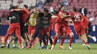 Pencapaian tersebut membuat Bayern masuk dalam buku sejarah Liga Champions. Melansir laporan Opta, Die Roten menjadi tim pertama yang mampu merengkuh titel Si Kuping Besar dengan kemenangan 100 persen dalam satu musim penuh. David Ramos/Pool via AP.
