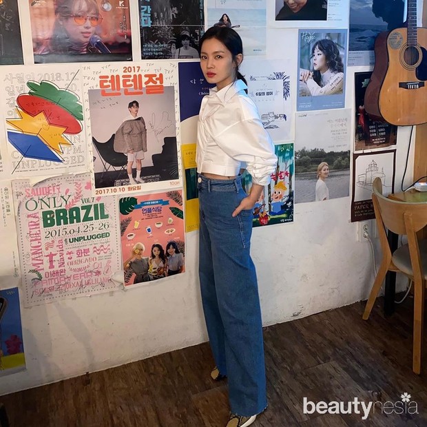 Lee HI mengenakan outfit casual
