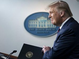 Trump vs Pakar soal Vaksin Corona Siap Oktober Trump vs Pakar soal Vaksin Corona Siap Oktober