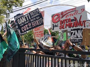 Mahasiswa Pacitan Demo Disdukcapil yang Dianggap Tak Becus Layani Warga Mahasiswa Pacitan Demo Disdukcapil yang Dianggap Tak Becus Layani Warga