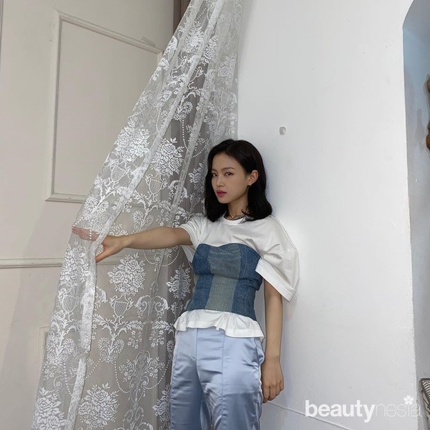 Lee Hi mengenakan Denim Corset