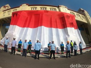 Bendera Raksasa Berkibar di Pintu Air Jagir Surabaya Bendera Raksasa Berkibar di Pintu Air Jagir Surabaya