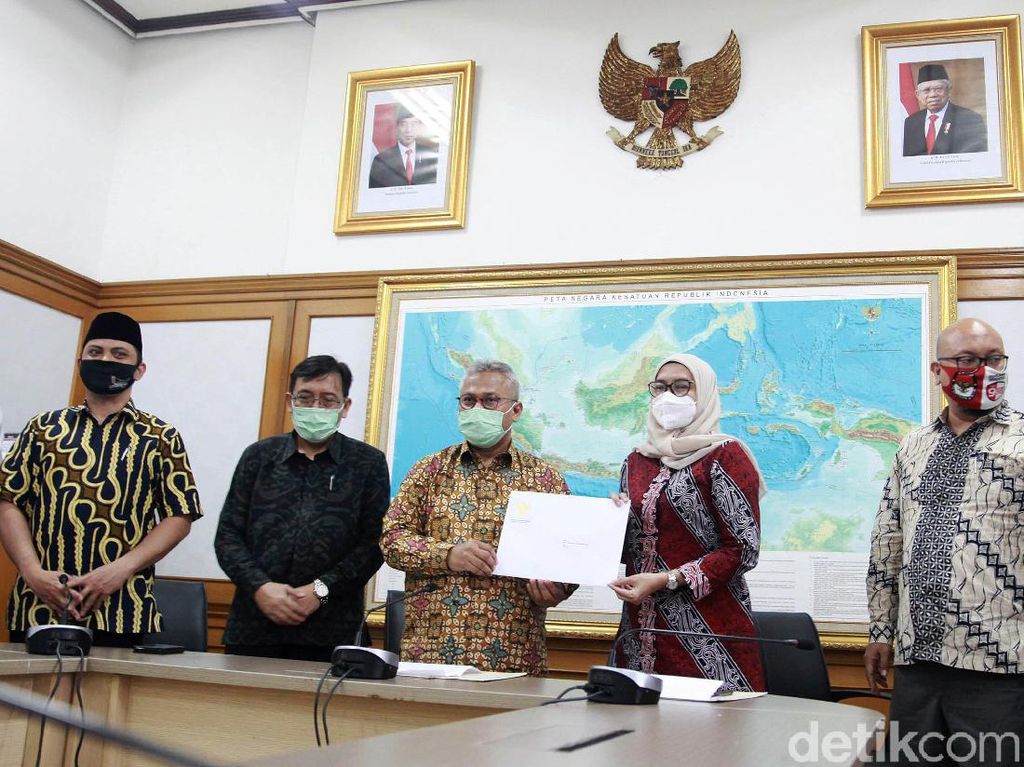 Komisioner KPU Evi Novida Negatif Corona Komisioner KPU Evi Novida Negatif Corona
