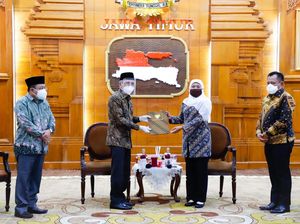 Gubernur Serahkan SK Penunjukan Sekda Sidoarjo Jadi Pelaksana Harian Bupati Gubernur Serahkan SK Penunjukan Sekda Sidoarjo Jadi Pelaksana Harian Bupati