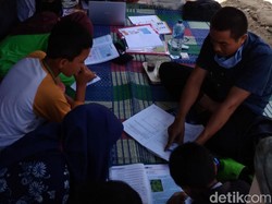 Guru Honorer Pelosok Cianjur Protes Rencana PNS Dapat Pulsa