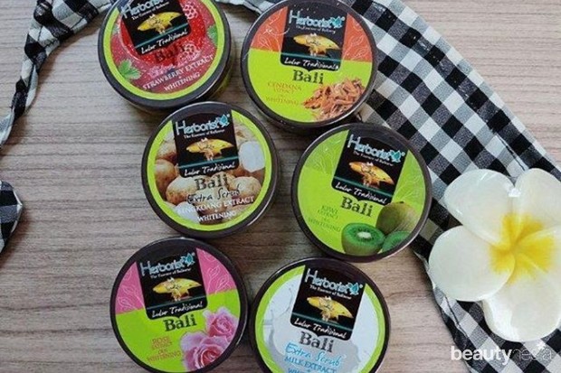 Herborist lulur tradisional bali merupakan salah satu body scrub lokal untuk mencerahkan kulit