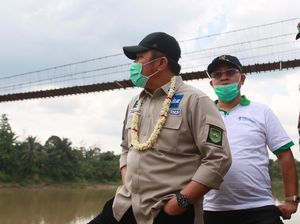 Gubernur HD Bakal Rombak Konstruksi Jembatan Gantung Desa Ujan Mas
