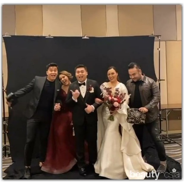 https://www.instagram.com/bilman_scatik616/ Billy Syahputra, kekasih Amanda Manopo turut hadir dalam acara pernikahan kakak Amanda. Keduany berfoto bersama kedua mempelai.