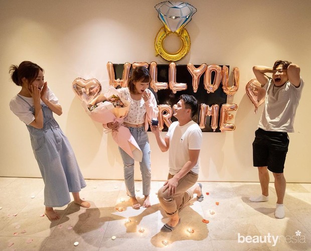 YouTuber asal Korea Sunny Dhaye resmi dilamar Chris Okano meski baru menjalin hubungan asmara sekitar setahun.