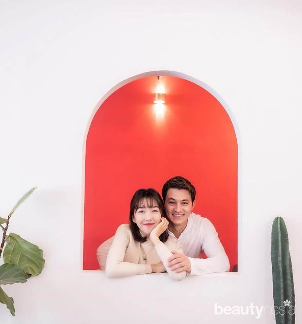 Walau berbeda kewarganegaraan, keduanya berjodoh di Negeri Ginseng. Keduanya juga kerap bertemu serta menghabiskan waktu bersama.