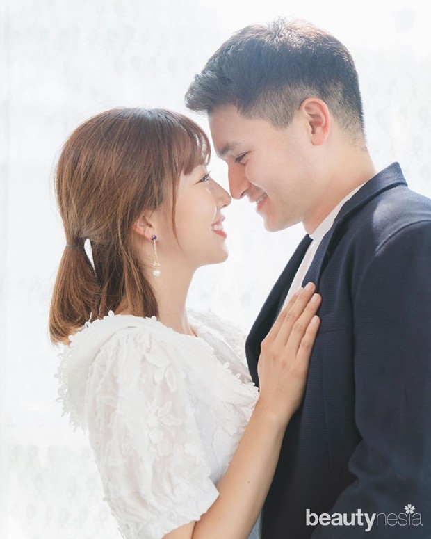 Momen Sunny dilamar Chris berlangsung romantis. Chris menyewa sebuah kamar hotel yang besar untuk menyatakan perasaannya.