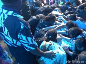 Isak Tangis Keluarga Iringi Pemakaman Wartawan Demas Leira Isak Tangis Keluarga Iringi Pemakaman Wartawan Demas Leira