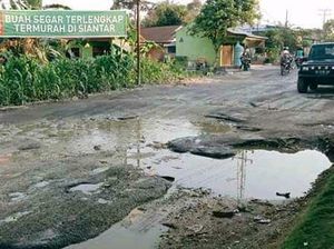 Warga Keluhkan Jalan Perdagangan-Siantar Sumut Rusak Parah Penuh Lubang