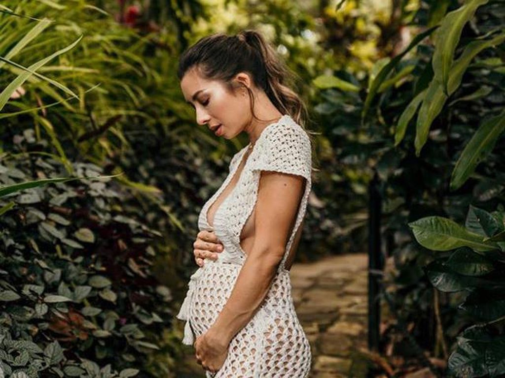 8 Pesona Jennifer Bachdim, Istri Irfan Bachdim yang Kini Hamil Anak ke-3 8 Pesona Jennifer Bachdim, Istri Irfan Bachdim yang Kini Hamil Anak ke-3