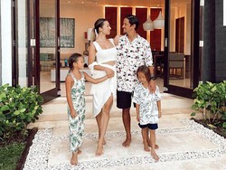 Gaya Keluarga Bachdim Kondangan di Jerman, Stylish Pakai Busana Tradisional