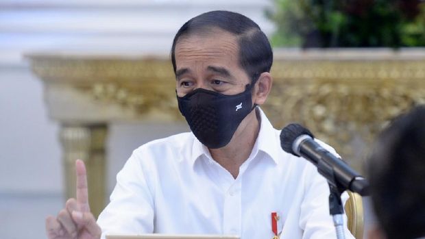 Presiden Joko Widodo memberi arahan dalam rapat terbatas soal covid, Senin (24/8) / Foto: Kris - Biro Setpres