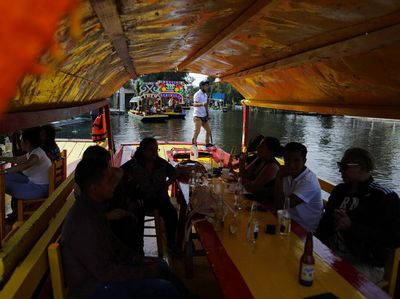 Kembali Dibuka, Taman Apung di Meksiko Ramai Pengunjung