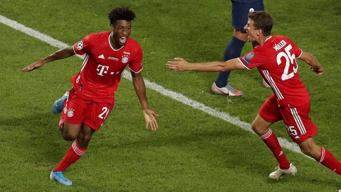 Bayerns Kingsley Coman, left, celebrates with team mate Thomas Mueller after scoring his sides opening goal during the Champions League final soccer match between Paris Saint-Germain and Bayern Munich at the Luz stadium in Lisbon, Portugal, Sunday, Aug. 23, 2020. (AP Photo/Manu Fernandez, Pool)