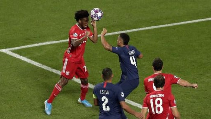Bayern Munichs French forward Kingsley Coman (L) heads the ball to open the scoring during the UEFA Champions League final football match between Paris Saint-Germain and Bayern Munich at the Luz stadium in Lisbon on August 23, 2020. (Photo by Manu Fernandez / POOL / AFP)