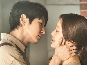 Lee Joon Gi dan Moon Chae Won Bicara Soal Adegan Panas di Flower of Evil Lee Joon Gi dan Moon Chae Won Bicara Soal Adegan Panas di Flower of Evil