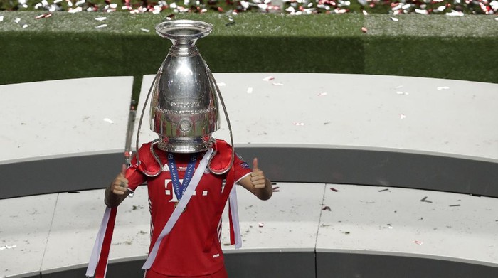 Bayerns Lucas Hernandez celebrates with the trophy after the Champions League final soccer match between Paris Saint-Germain and Bayern Munich at the Luz stadium in Lisbon, Portugal, Sunday, Aug. 23, 2020. (AP Photo/Manu Fernandez, Pool)