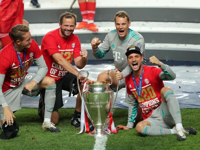LISBON, PORTUGAL - AUGUST 23: Ron-Thorben Hoffmann, Toni Tapalovic, Manuel Neuer, and Sven Ulreich of FC Bayern Munich during the UEFA Champions League Final match between Paris Saint-Germain and Bayern Munich at Estadio do Sport Lisboa e Benfica on August 23, 2020 in Lisbon, Portugal. (Photo by Miguel A. Lopes/Pool via Getty Images)