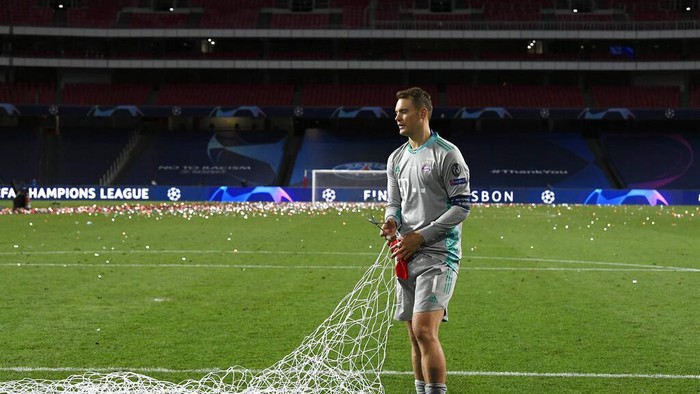 Bayerns goalkeeper Manuel Neuer cut the net after Bayern Munich won the Champions League final soccer match between Paris Saint-Germain and Bayern Munich at the Luz stadium in Lisbon, Portugal, Sunday, Aug. 23, 2020. (Lluis Gene/ Pool via AP)