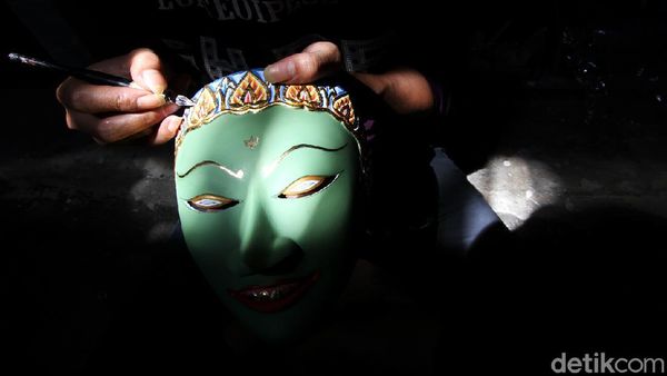 Foto Pembuatan Topeng Klasik yang Go Internasional