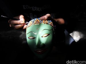 Foto Pembuatan Topeng Klasik yang Go Internasional