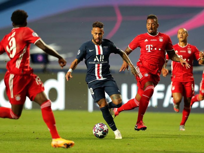 LISBON, PORTUGAL - AUGUST 23: Alphonso Davies and Jerome Boateng of FC Bayern Munich put pressure on Neymar of Paris Saint-Germain as he runs with the ball during the UEFA Champions League Final match between Paris Saint-Germain and Bayern Munich at Estadio do Sport Lisboa e Benfica on August 23, 2020 in Lisbon, Portugal. (Photo by Miguel A. Lopes/Pool via Getty Images)
