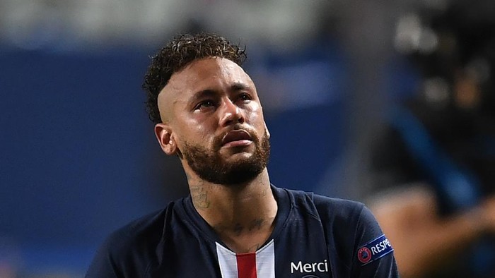 LISBON, PORTUGAL - AUGUST 23: Neymar of Paris Saint-Germain looks on dejected following the UEFA Champions League Final match between Paris Saint-Germain and Bayern Munich at Estadio do Sport Lisboa e Benfica on August 23, 2020 in Lisbon, Portugal. (Photo by David Ramos/Getty Images)