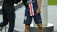 Pelatih Thomas Tuchel sampai memeluknya erat-erat dan mengaku bangga atas apa yang Neymar berikan untuk tim (Getty Images)