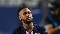 Air mata Neymar pun tumpah, matanya juga terlihat sembab (Getty Images)