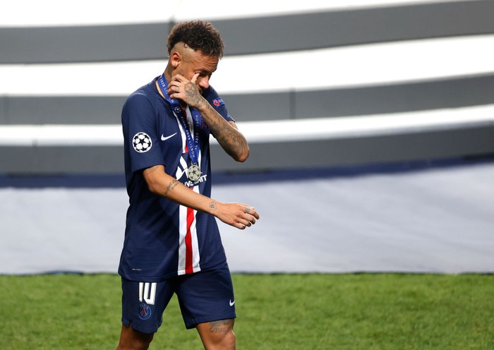 LISBON, PORTUGAL - AUGUST 23: Neymar of Paris Saint-Germain looks dejected following his teams defeat in the UEFA Champions League Final match between Paris Saint-Germain and Bayern Munich at Estadio do Sport Lisboa e Benfica on August 23, 2020 in Lisbon, Portugal. (Photo by Matt Childs/Pool via Getty Images)