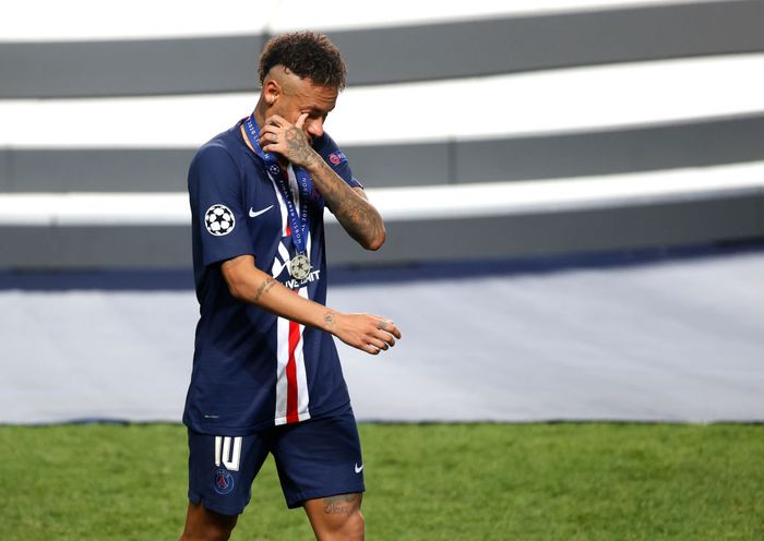 Neymar LISBON, PORTUGAL - AUGUST 23: Neymar of Paris Saint-Germain looks dejected following his teams defeat in the UEFA Champions League Final match between Paris Saint-Germain and Bayern Munich at Estadio do Sport Lisboa e Benfica on August 23, 2020 in Lisbon, Portugal. (Photo by Matt Childs/Pool via Getty Images)