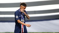 Sesekali, Neymar menyeka air matanya (Getty Images)