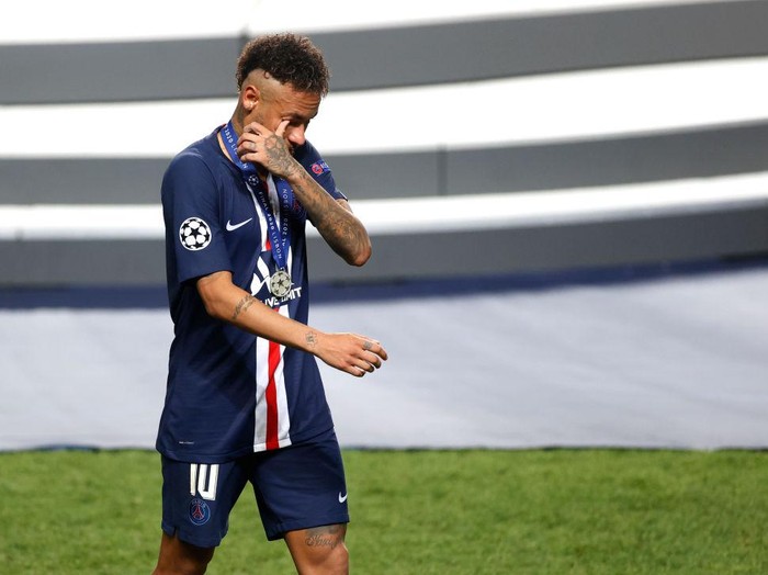 LISBON, PORTUGAL - AUGUST 23: Neymar of Paris Saint-Germain looks dejected following his team's defeat in the UEFA Champions League Final match between Paris Saint-Germain and Bayern Munich at Estadio do Sport Lisboa e Benfica on August 23, 2020 in Lisbon, Portugal. (Photo by Matt Childs/Pool via Getty Images)