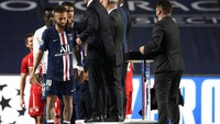 Neymar berjalan lunglai kala dikalungi medali runner up (Getty Images)