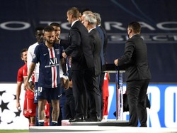 Neymar berjalan lunglai kala dikalungi medali runner up (Getty Images)