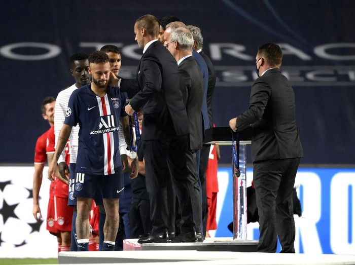 LISBON, PORTUGAL - AUGUST 23: Neymar of Paris Saint-Germain looks dejected during the UEFA Champions League Final match between Paris Saint-Germain and Bayern Munich at Estadio do Sport Lisboa e Benfica on August 23, 2020 in Lisbon, Portugal. (Photo by David Ramos/Getty Images)