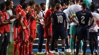 Saat jalan ke podium, Neymar masih dihibur beberapa pemain Bayern Munich (Getty Images)