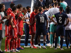 Saat jalan ke podium, Neymar masih dihibur beberapa pemain Bayern Munich (Getty Images)